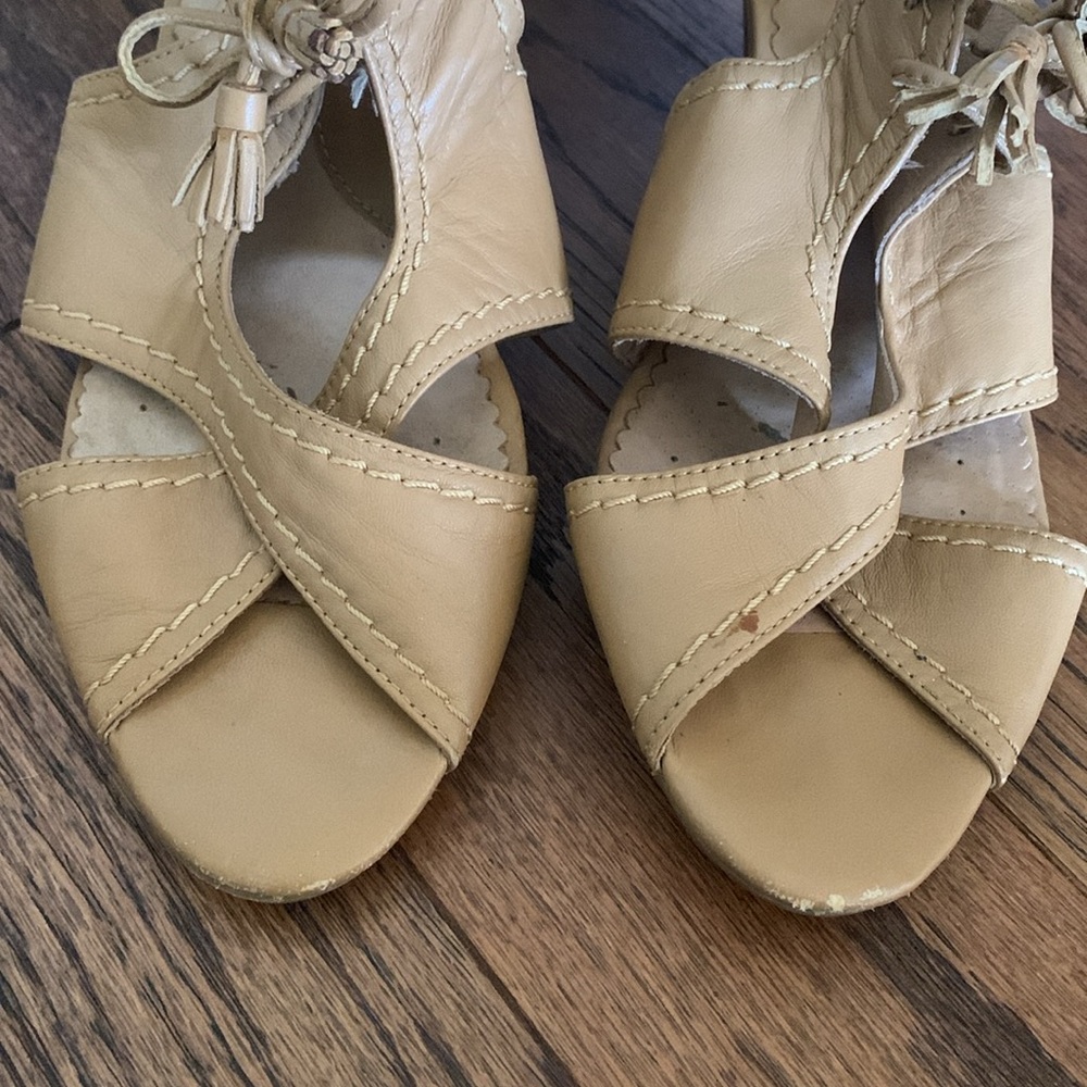 be Comfortable Blondo Heeled Sandals Tan Leather Peep Toe Sz 8M - Picture 8 of 16